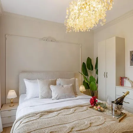 Апартаменты Parisian-inspired 1br In The Heart Of - Balcony Ac, & Fully Equipped