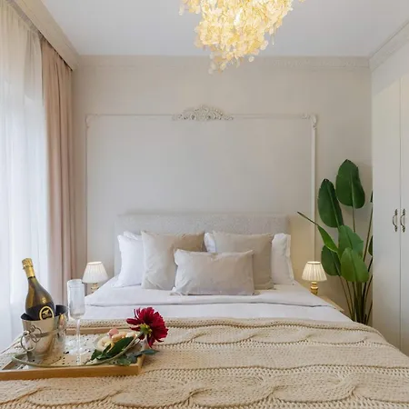 Апартаменты Parisian-inspired 1br In The Heart Of - Balcony Ac, & Fully Equipped *