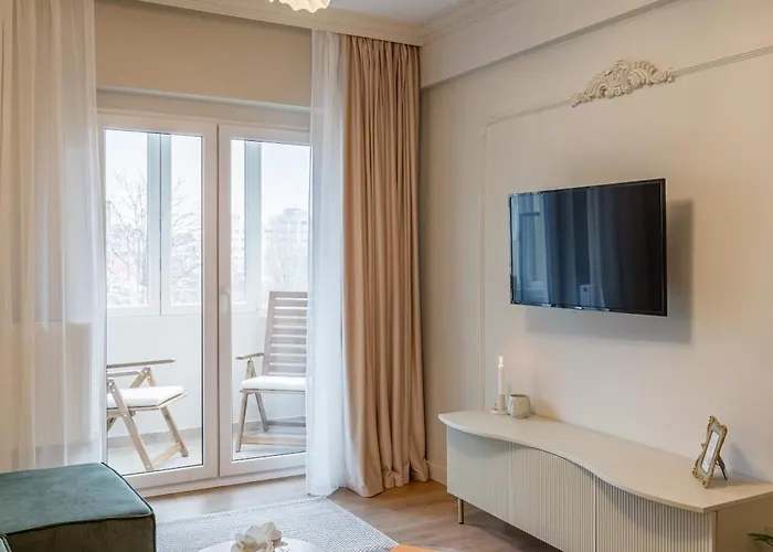Parisian-inspired 1br In The Heart Of - Balcony Ac, & Fully Equipped * Бухарест