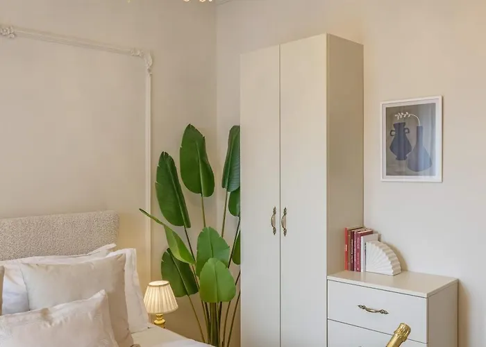 Апартаменты Parisian-inspired 1br In The Heart Of - Balcony Ac, & Fully Equipped *