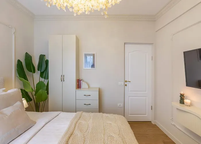 Parisian-inspired 1br In The Heart Of - Balcony Ac, & Fully Equipped * Бухарест