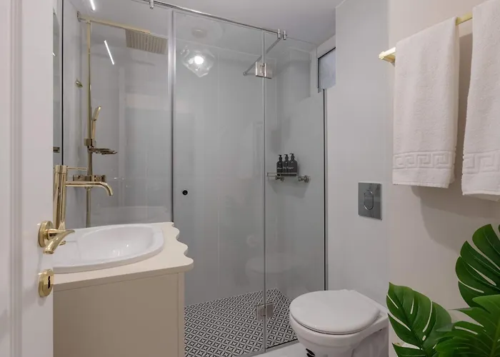Апартаменты Parisian-inspired 1br In The Heart Of - Balcony Ac, & Fully Equipped *
