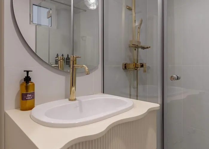 Appartement Parisian-inspired 1br In The Heart Of - Balcony Ac, & Fully Equipped