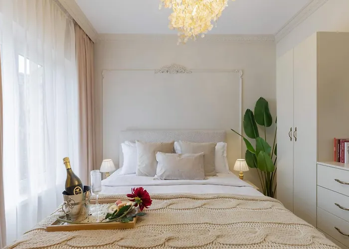 Apartman Parisian-inspired 1br In The Heart Of - Balcony Ac, & Fully Equipped *