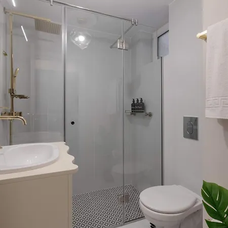 Апартаменты Parisian-inspired 1br In The Heart Of - Balcony Ac, & Fully Equipped *