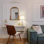 Parisian-inspired 1br In The Heart Of - Balcony Ac, & Fully Equipped Apartman