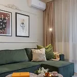 Parisian-inspired 1br In The Heart Of - Balcony Ac, & Fully Equipped Apartman