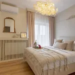 Parisian-inspired 1br In The Heart Of - Balcony Ac, & Fully Equipped Bukarest