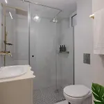 Apartman Parisian-inspired 1br In The Heart Of - Balcony Ac, & Fully Equipped *
